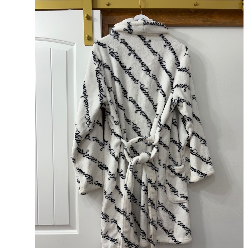Victoria's  Secret Short Cozy Robe Plush Fleece Warm Size M/L  white/black Logo - Picture 2 of 2
